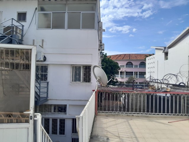A Venda Vivenda V5+6, nas Ingombotas, defronte ao Colégio São José de Cluny.