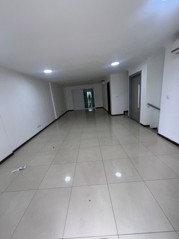 A Venda Vivenda V3 tríplex, no condomínio Boulevard Talatona.