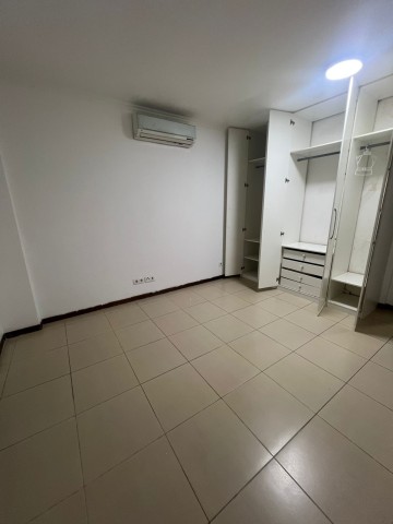 A Venda Vivenda V3 tríplex, no condomínio Boulevard Talatona.