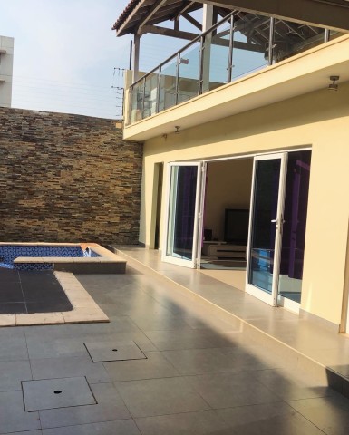 A Venda Vivenda V3, com piscina, no Condomínio Hípicos, Benfica.
