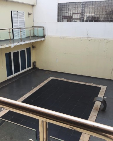 A Venda Vivenda V3, com piscina, no Condomínio Hípicos, Benfica.
