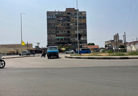 Anúncio Apartamento T1, na Avenida Brasil, junto ao colégio Betei e à igreja Universal.