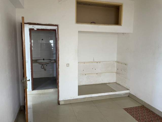 A Venda Apartamento T1, na Avenida Brasil, junto ao colégio Betei e à igreja Universal.