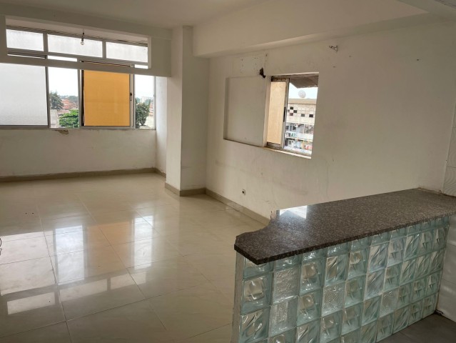 A Venda Apartamento T1, na Avenida Brasil, junto ao colégio Betei e à igreja Universal.