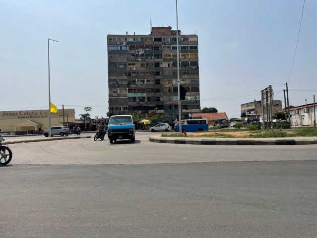A Venda Apartamento T1, na Avenida Brasil, junto ao colégio Betei e à igreja Universal.