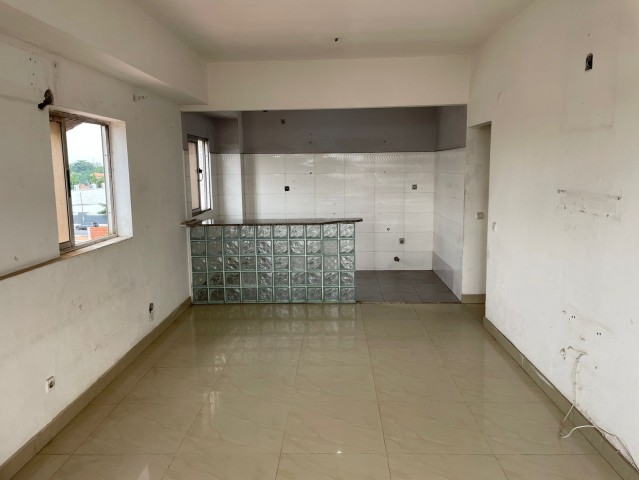 A Venda Apartamento T1, na Avenida Brasil, junto ao colégio Betei e à igreja Universal.