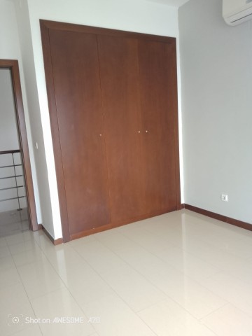 A Venda Vivenda V3, com piscina e anexo, no Condomínio Vilas do Atlântico, Talatona.