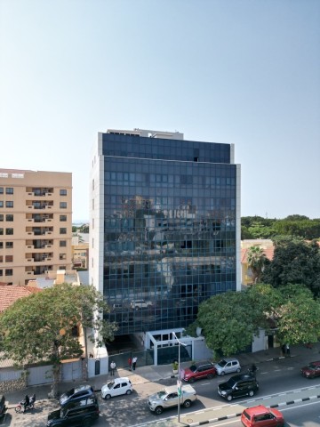 A Venda 2 Apartamentos T2 & T3, mobiliado, no Miramar, Edifício Park, Centro da Cidade.