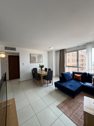 A Venda 2 Apartamentos T2 & T3, mobiliado, no Miramar, Edifício Park, Centro da Cidade.