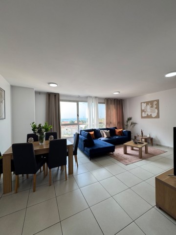A Venda 2 Apartamentos T2 & T3, mobiliado, no Miramar, Edifício Park, Centro da Cidade.