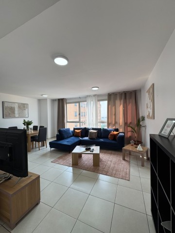 A Venda 2 Apartamentos T2 & T3, mobiliado, no Miramar, Edifício Park, Centro da Cidade.