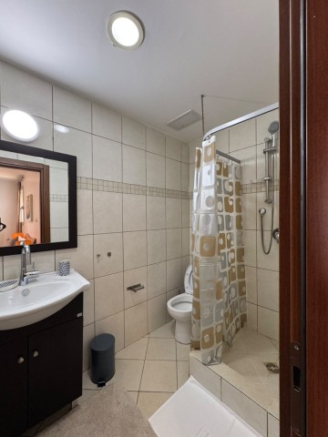 A Venda 2 Apartamentos T2 & T3, mobiliado, no Miramar, Edifício Park, Centro da Cidade.