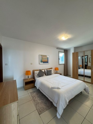 A Venda 2 Apartamentos T2 & T3, mobiliado, no Miramar, Edifício Park, Centro da Cidade.