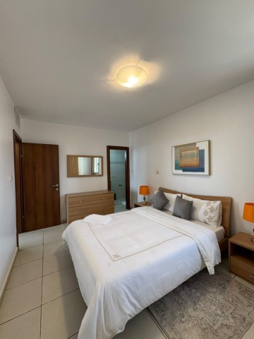 A Venda 2 Apartamentos T2 & T3, mobiliado, no Miramar, Edifício Park, Centro da Cidade.