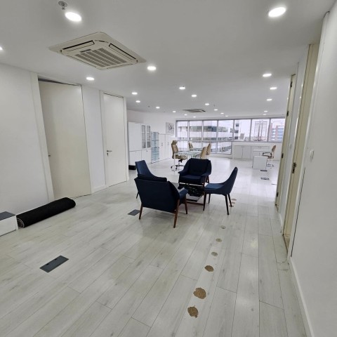 A Venda Escritório de 25m², mobiliado, no Belas Business Park, Talatona.