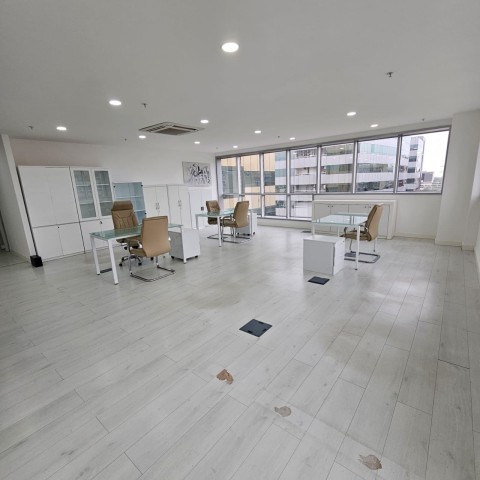 A Venda Escritório de 25m², mobiliado, no Belas Business Park, Talatona.