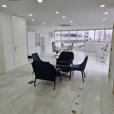 A Venda Escritório de 25m², mobiliado, no Belas Business Park, Talatona.