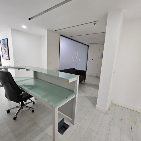 A Venda Escritório de 25m², mobiliado, no Belas Business Park, Talatona.