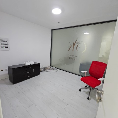 A Venda Escritório de 25m², mobiliado, no Belas Business Park, Talatona.