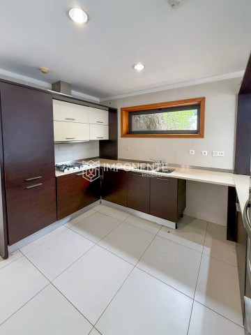 A Venda Luxuosa Vivenda V5 com piscina e anexo, no Condomínio das 13 Casas, Talatona.