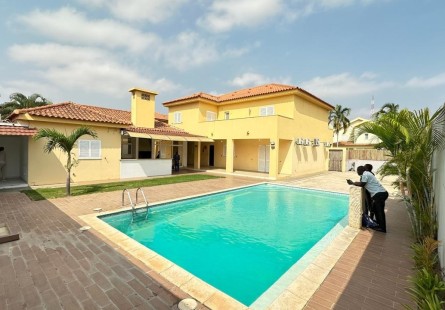 Comprar Vivenda V3 com anexo e piscina, no Condomínio Golden, Talatona.