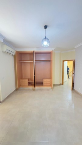 A Venda Vivenda V3 com anexo e piscina, no Condomínio Golden, Talatona.