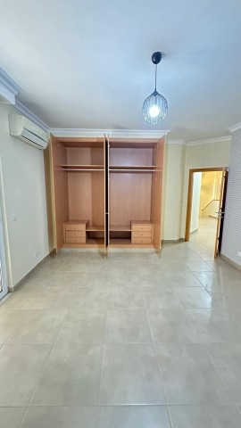 A Venda Vivenda V3 com anexo e piscina, no Condomínio Golden, Talatona.