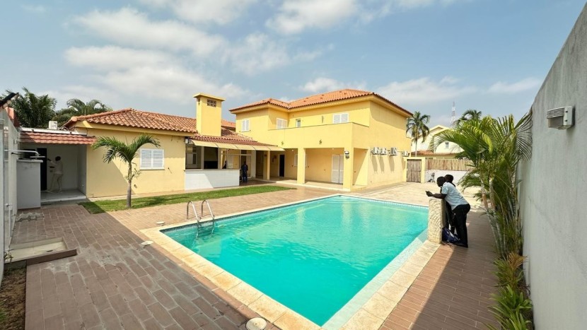 A Venda Vivenda V3 com anexo e piscina, no Condomínio Golden, Talatona.