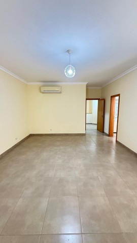 A Venda Vivenda V3 com anexo e piscina, no Condomínio Golden, Talatona.