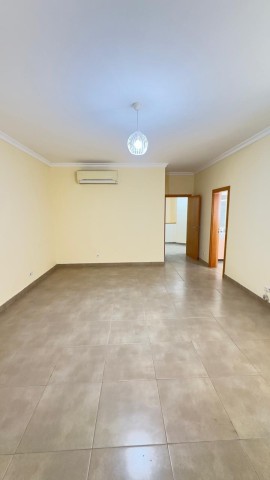 A Venda Vivenda V3 com anexo e piscina, no Condomínio Golden, Talatona.