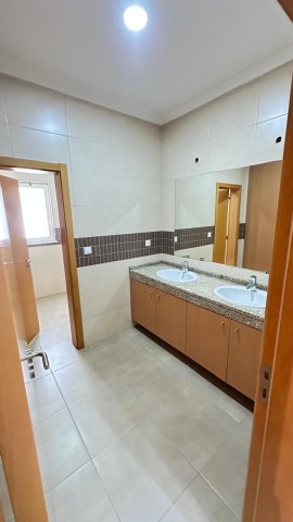 A Venda Vivenda V3 com anexo e piscina, no Condomínio Golden, Talatona.