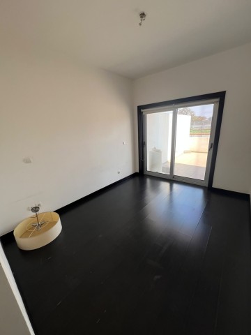 A Venda Apartamento T1, no Condomínio Imbondeiro, Talatona.