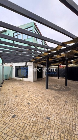 Comprar Espaço comercial na Ilha de Luanda, disponível para arrendar.