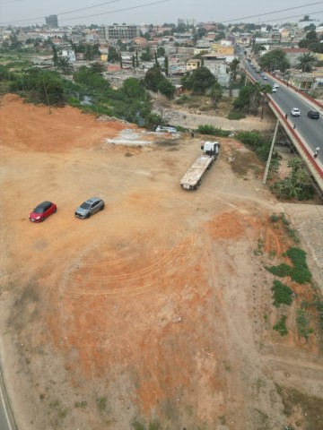 Comprar Terreno em via movimentada, sito no Talatona.